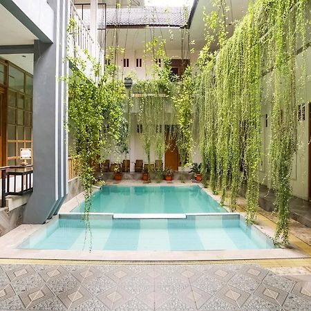 Urbanview Hotel Blok O International By Reddoorz Baturetno Exterior foto