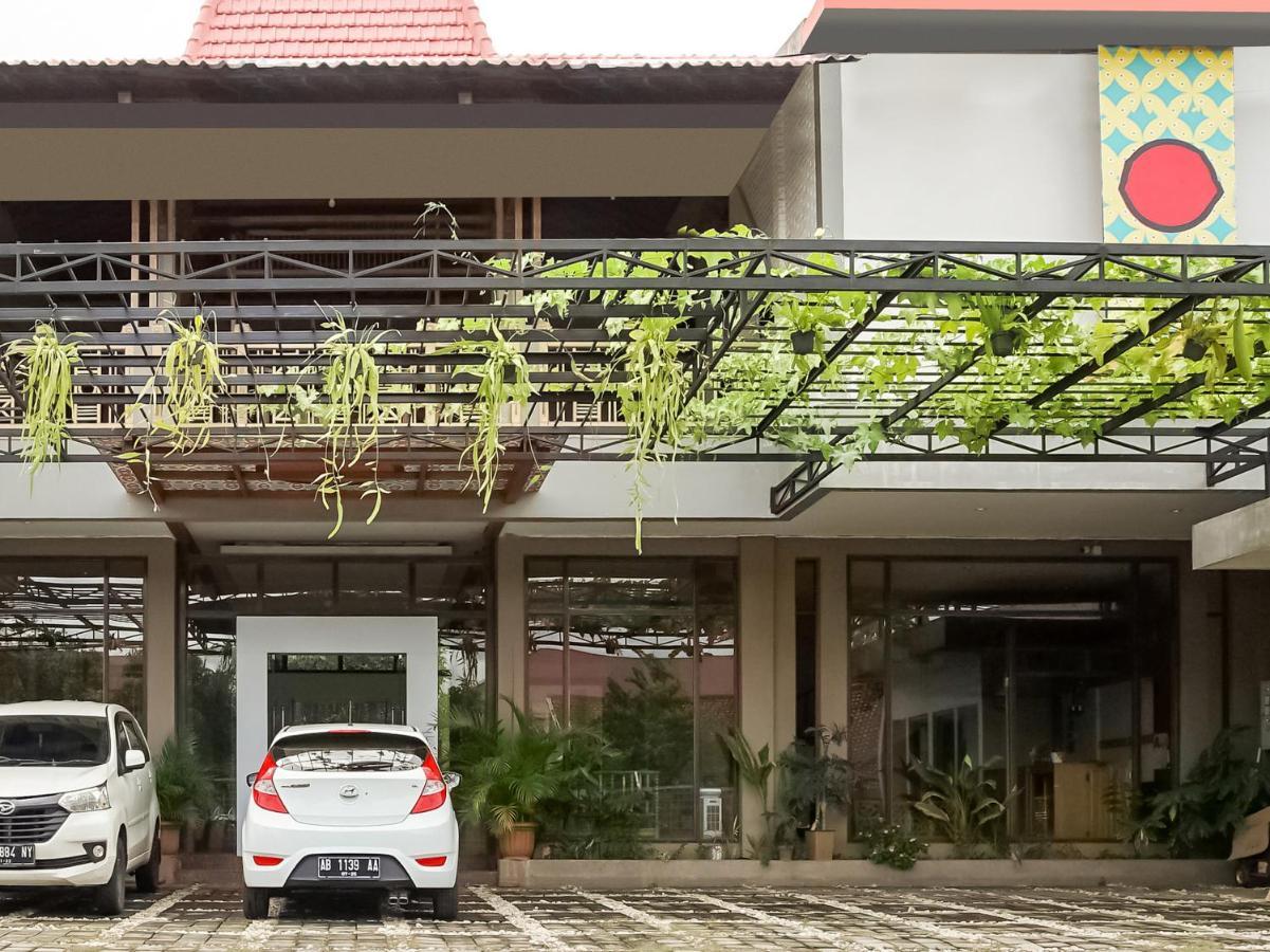 Urbanview Hotel Blok O International By Reddoorz Baturetno Exterior foto