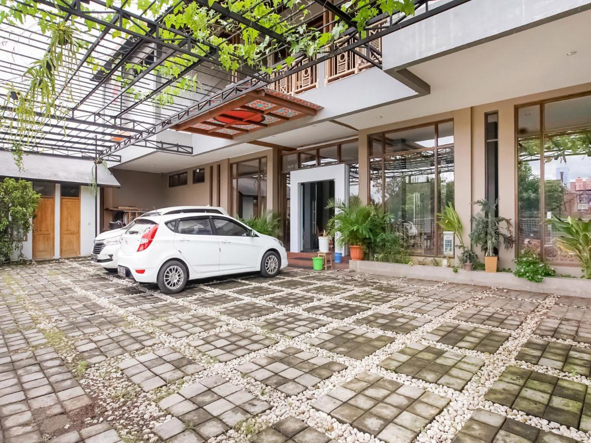Urbanview Hotel Blok O International By Reddoorz Baturetno Exterior foto