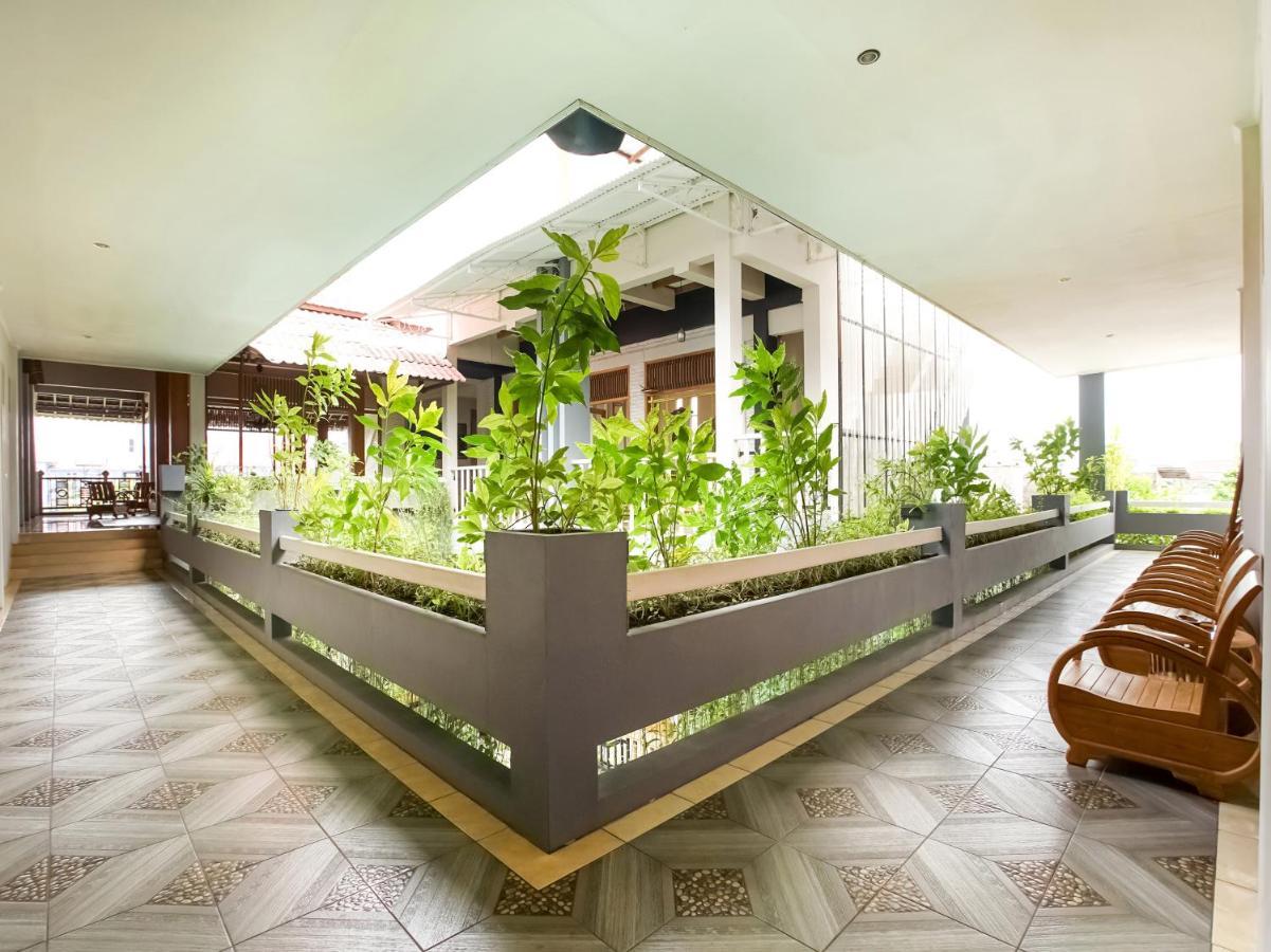 Urbanview Hotel Blok O International By Reddoorz Baturetno Exterior foto