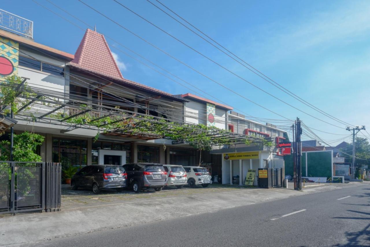 Urbanview Hotel Blok O International By Reddoorz Baturetno Exterior foto