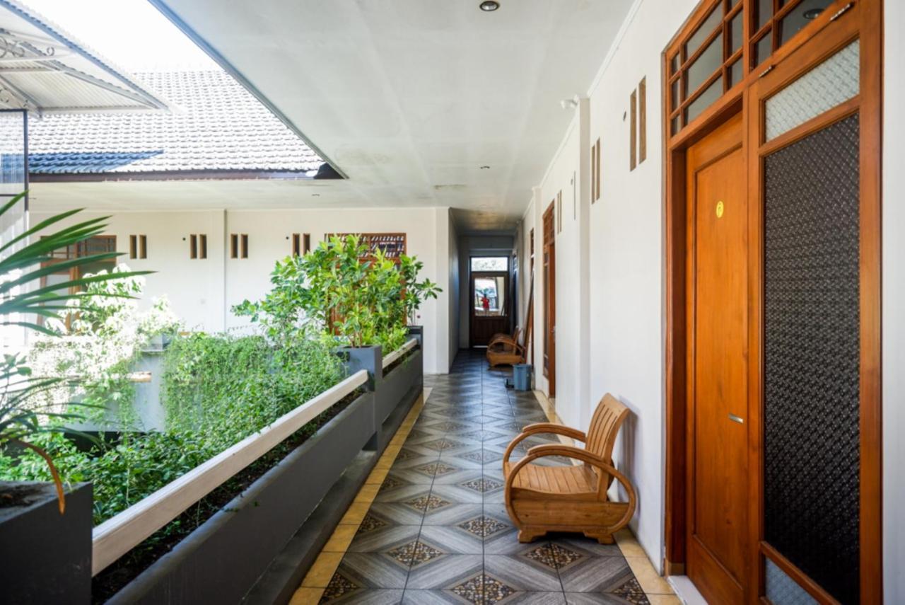 Urbanview Hotel Blok O International By Reddoorz Baturetno Exterior foto